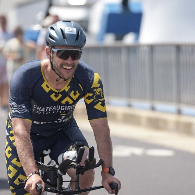 Amiel Lavon à vélo sur un triathlon